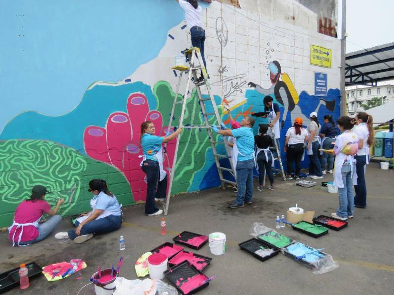 Voluntariarse: Supermercados Colonial genera conciencia medioambiental con mural