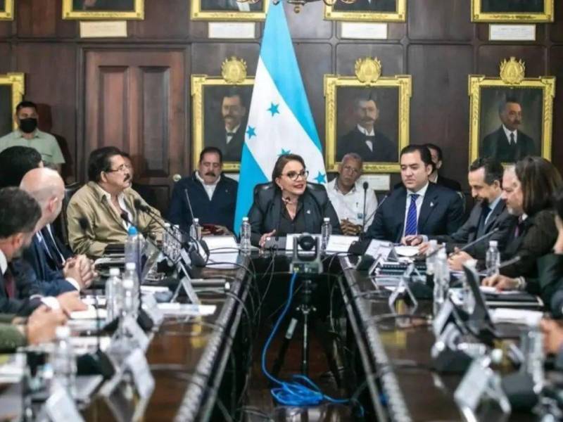 Son 10 líneas de investigación sobre seis instituciones que fueron presentadas ante el MP, con documentación de respaldo sobre presuntas irregularidades de la administración anterior. Foto Consejo de Ministros, administración Castro Zelaya.