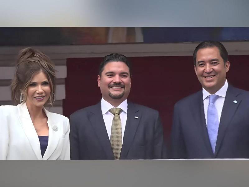 Kristi Noem en compañía del canciller Javier Efraín Bú Soto y el secretario privado de la presidenta, Héctor Zelaya.