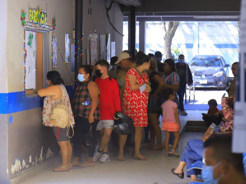 Pacientes esperan su turno en la farmacia del policlínico Miguel Paz Barahona.