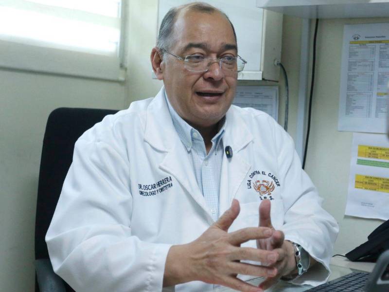 Dr. Óscar Herrera, jefe Médico de la Liga Contra el Cáncer.