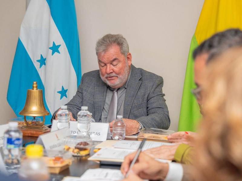 El alcalde Roberto Contreras dirigió la primera sesión extraordinaria de Corporación Municipal de su segundo mandato minutos después de la toma de posesión.