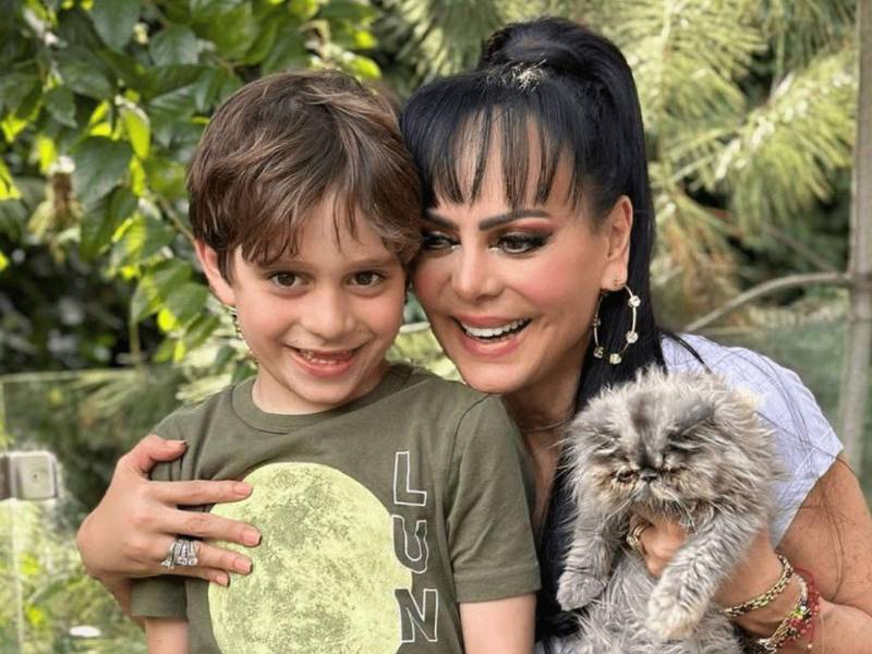 La actriz Maribel Guardia y su nieto José Julián Figueroa.