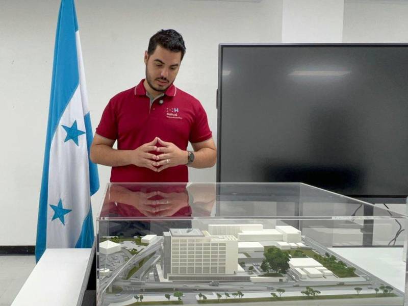 El doctor Gabriel Paredes, director del hospital Mario Rivas muestra la maqueta del hospital de traumas.