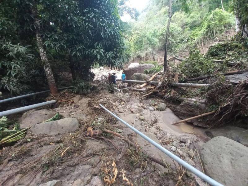 Alguna tubería que conformaba la represa de agua en Sinuapa, Ocotepeque, quedó soterrada luego de las lluvias.
