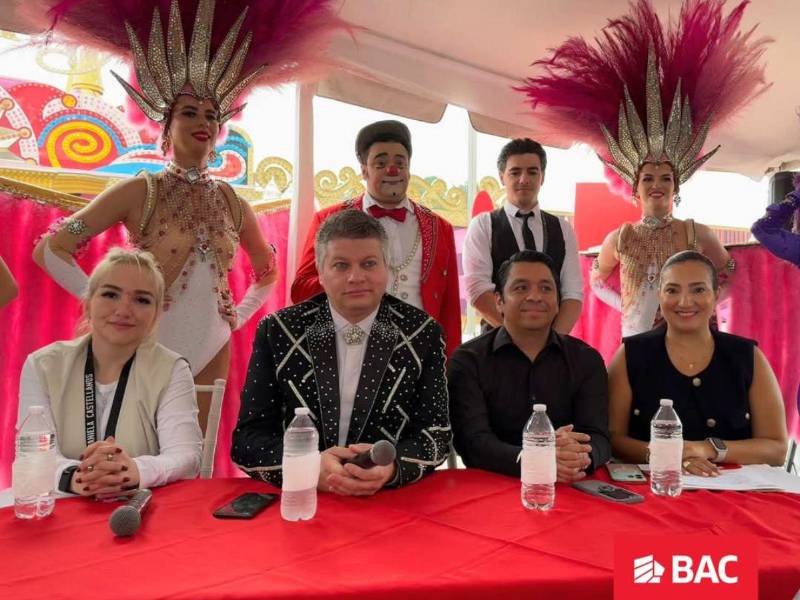 En la mesa principal: representantes de la productora E3, y artistas Tihany Spectacular y miembros del equipo BAC.