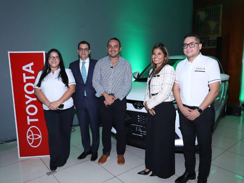 Banco LAFISE entrega Toyota Raize 2025 al ganador de la promoción “El banco que te invita a ahorrar”