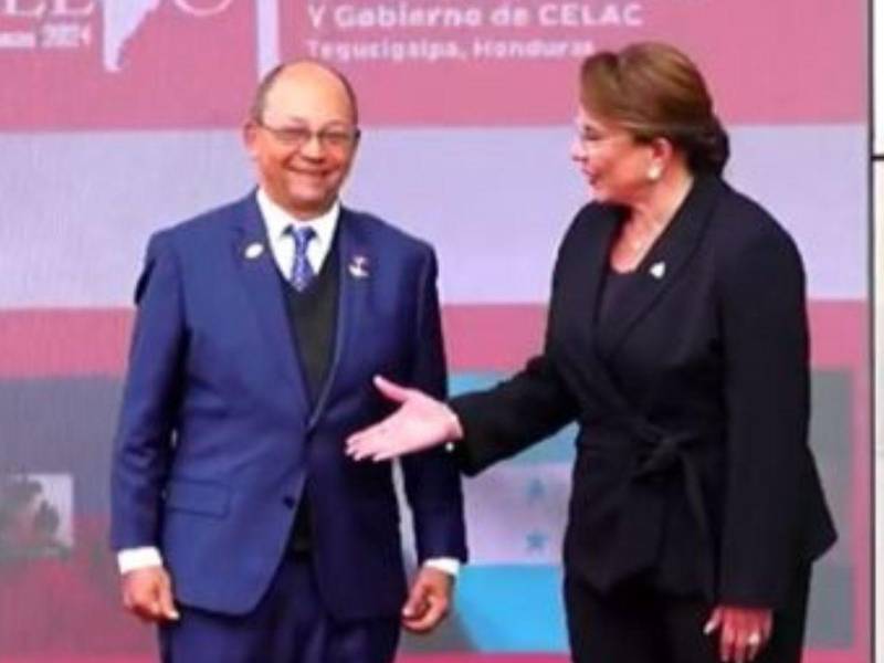 La presidenta de Honduras, Xiomara Castro, recibe al presidente del Consejo de Transición (CPT) de Haití, Leslie Voltaire.