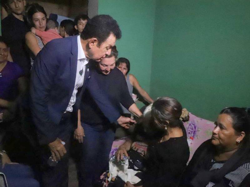 Salvador Nasralla, candidato presidencial del Partido Liberal, se unió este lunes al duelo de los familiares de seis de las nueve personas fallecidas en el accidente ocurrido el domingo 23 de noviembre en el municipio de San José de Colinas, departamento de Santa Bárbara.