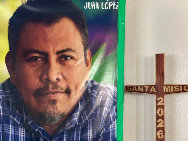 Fotografía del 23 de mayo de 2026 que muestra un cartel con el retrato del ambientalista Juan López, en Tocoa, Colón (Honduras).