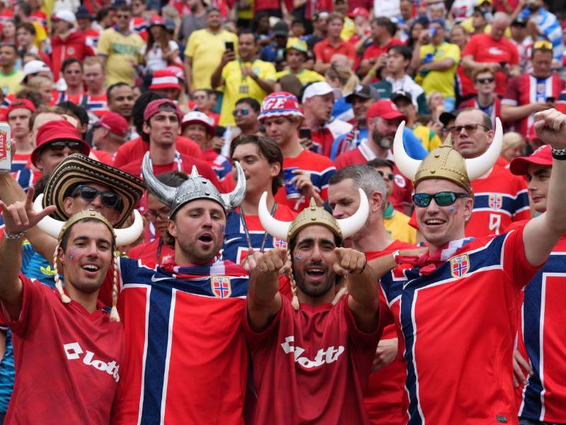 Aficionados de Noruega animan su equipo en un partido por los octavos de final del Mundial de la FIFA 2026 entre Brasil y Noruega en el estadio MetLife en Nueva Jersey (Estados Unidos).