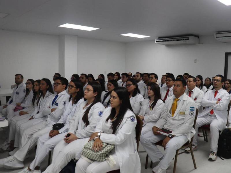 Residentes de primer año en una reunión en diciembre 2025 en el hospital Mario Catarino Rivas.