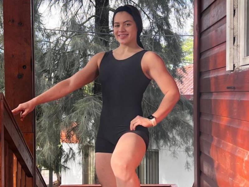 La ropa debe ser ligera, transpirable, de secado rápido y de colores claros sería lo ideal. Las telas como el poliéster o el algodón liviano ayudan a evaporar el sudor, explica Gabriela Paz, entrenadora personal y emprendedora de tienda de ropa deportiva y suplementos G Sporting Fit, <a rel=nofollow href=https://www.instagram.com/gabi_paz10/>@gabi_paz10</a>.