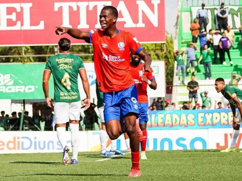 David Flores fue el anotador del único gol en el primer tiempo.