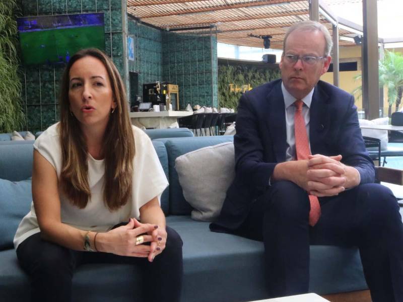 La embajadora Juliana Correa y el jefe de cooperación internacional del Reino Unido, Tim Read.