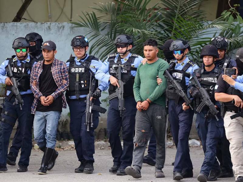 La Policía Nacional informó este martes sobre la captura de siete presuntos integrantes de una estructura criminal que estaría vinculada al homicidio múltiple ocurrido el pasado 21 de mayo en una finca de palma africana ubicada en la aldea Rigores, municipio de Trujillo, Colón.