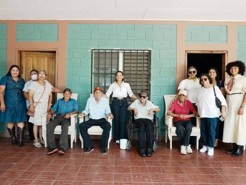 Adultos mayores del Hogar Caridad Posas Viuda de Ponce, en Olanchito, recibieron kits de higiene y artículos de primera necesidad durante una jornada de apoyo social.
