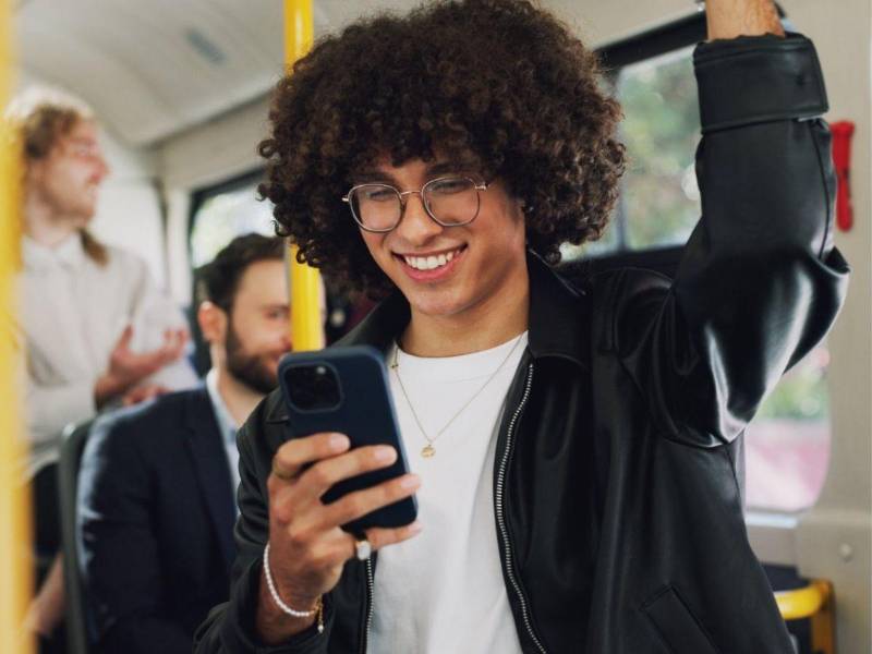 Un informe sobre conectividad digital en Honduras 2025, elaborado por el <a rel=nofollow noopener noreferrer href=https://ine.gob.hn/wp-content/uploads/2025/12/Conectividad-digital-en-Honduras-julio-2025.pdf target=_blank>Instituto Nacional de Estadística (INE)</a>, establece que el teléfono móvil se consolida como el dispositivo de mayor presencia en los hogares. Su acceso se mantiene en niveles muy altos a lo largo del período analizado, alcanzando el 93.4% en 2025. Este comportamiento refleja la expansión de la conectividad móvil, la reducción en los costos de los dispositivos y la creciente dependencia de los servicios digitales y de comunicación instantánea.