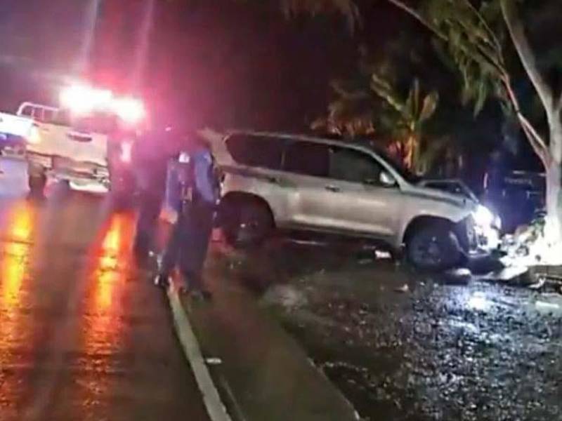La camioneta en la que se transportaban las víctimas terminó estrellada contra un árbol luego de que, presuntamente, el conductor perdiera el control tras ser atacado.