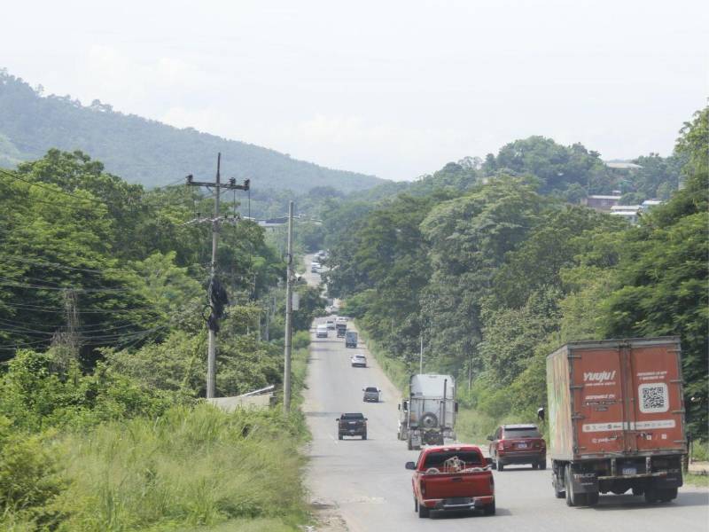 Dos carriles resultan insuficientes para el tráfico que se forma en la CA-4 a la altura de Cofradía, desde hace muchos años, pobladores piden que la carretera sea ampliada.