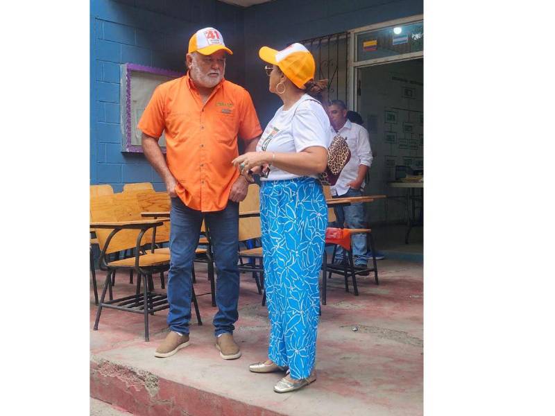 El virtual diputado, Rolando Contreras, junto a su suplente Marixa Julín, presidenta del PINU en Cortés.
