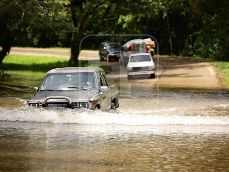 En las últimas semanas, el nivel del agua en la carretera que comunica La Guama con Peña Blanca ha aumentado hasta cubrir ambos carriles, convirtiendo el paso de vehículos pequeños en un riesgo debido al desbordamiento del lago de Yojoa.