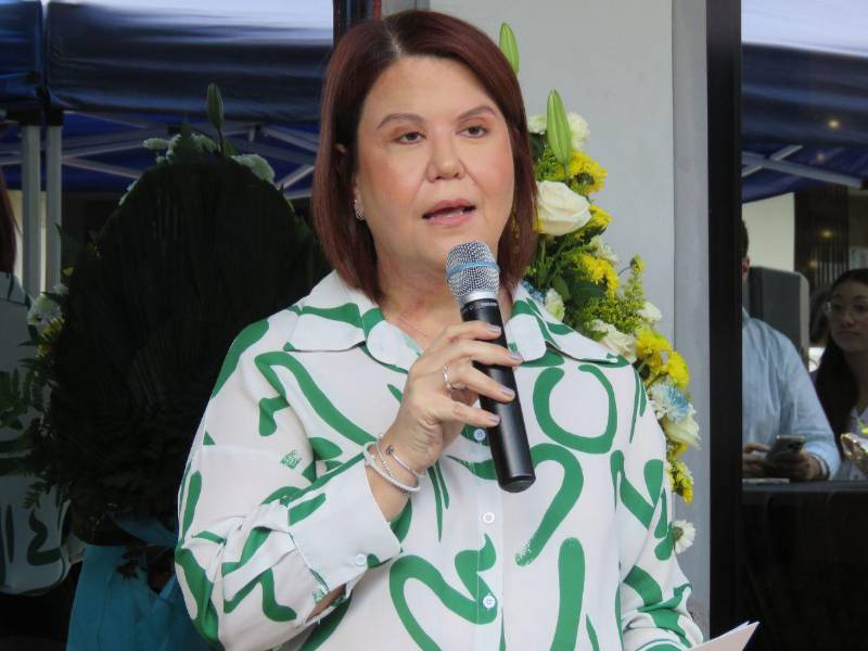 Melina Valladares, presidenta de Compresa, ofreció un emotivo discurso, reconociendo el crecimiento de la empresa y agradeciendo la confianza de los clientes.