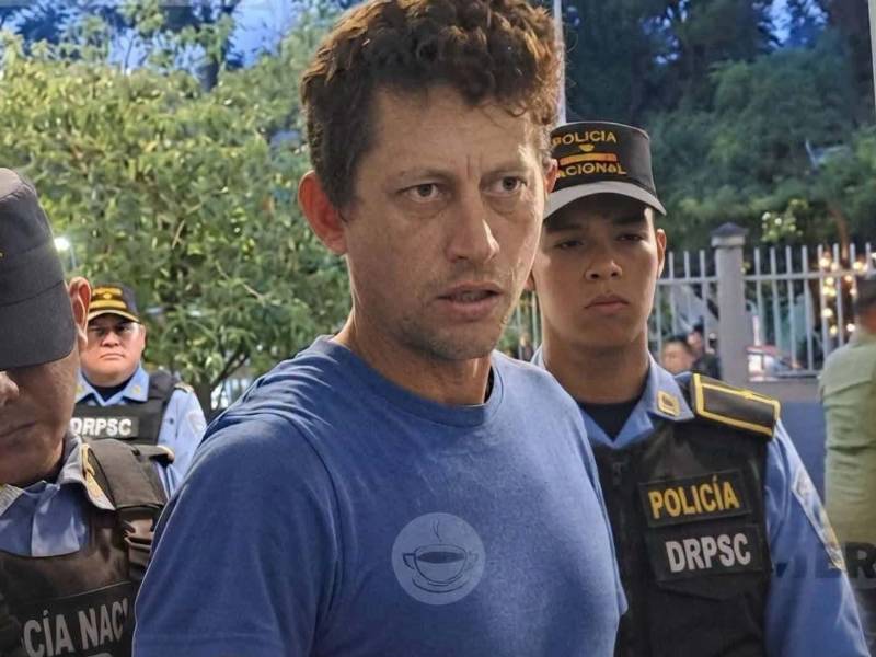 Ángel Cardona al momento que era trasladado por la Policía.