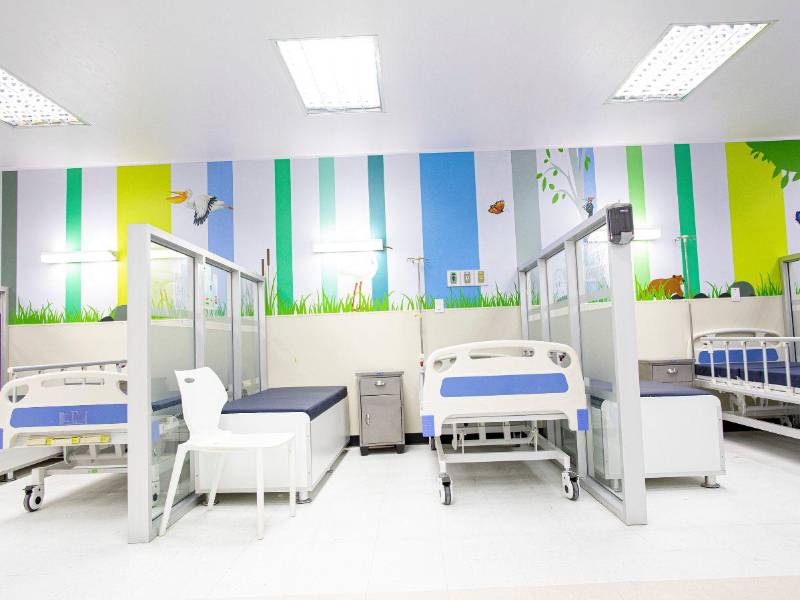 La sala cuenta con espacios más cómodos, pensando en el bienestar de los pacientes pediátricos y sus familiares.