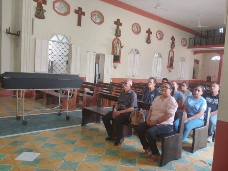 El cuerpo de Julián Ferrera Colindres fue trasladado a la iglesia San José en el barrio Medina para que el sacerdote le diera su bendición.