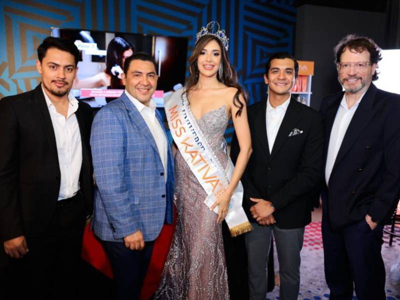 Alejandra Fuentes con directivos de Carimaxx y de Kativa.