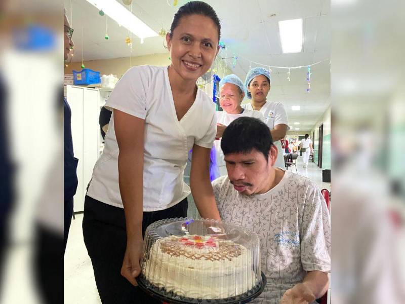 Las enfermeras, estudiantes y médicos compartían con él en sus cumpleaños.