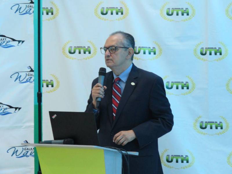 Javier Mejía, rector de la UTH.