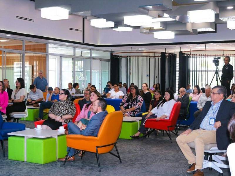 Invitados especiales, autoridades académicas y asistentes se dieron cita en el coworking de USAP para ser parte del lanzamiento oficial de la nueva Licenciatura en Psicología.