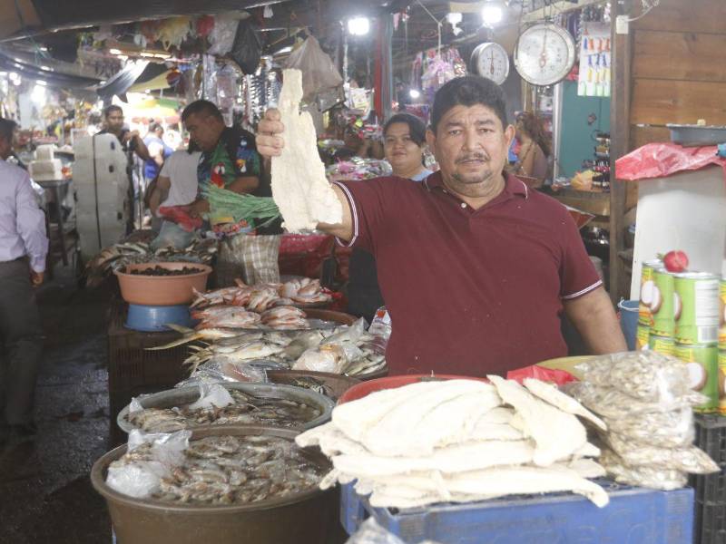 Los locales dentro del mercado en la zona donde no fue afectada por el incendio operan con normalidad y ofrecen producto de la época.