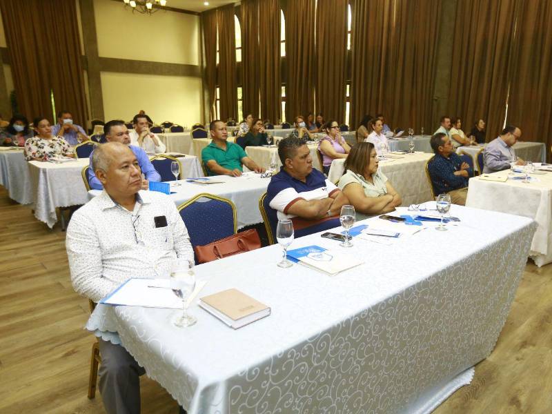 Empresarios y representantes del sector turismo participan en la socialización de la nueva normativa de Arsa en San Pedro Sula.