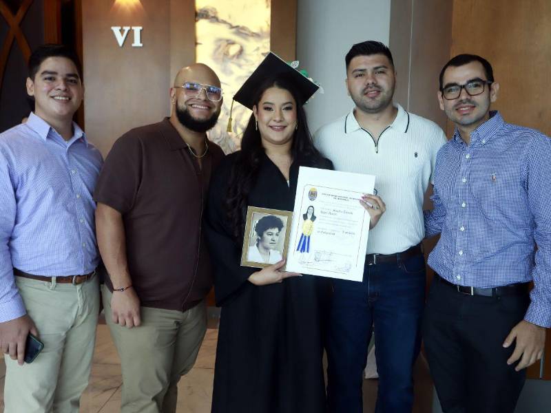 Sandra Lisseth López Acosta dedicó este logro a su madre. La acompañaron su prometido y amigos.