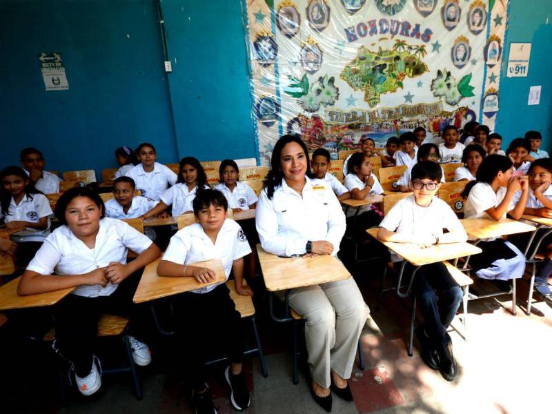 Frí...íto Natura´s transforma promoción en apoyo real con donación de pupitres