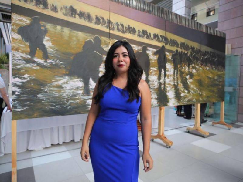 Mary Morales durante su exposición artística sobre migración Rostros ausentes (2023), en la sede central del Banco Centroamericano de Integración Económica (BCIE).