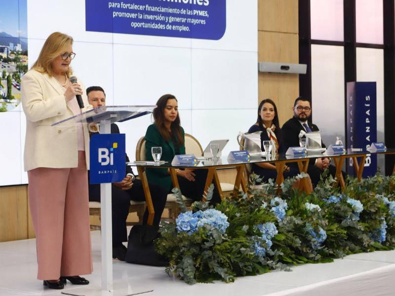 María del Rosario Selman-Housein, presidenta Ejecutiva de Banpaís durante su intervención.
