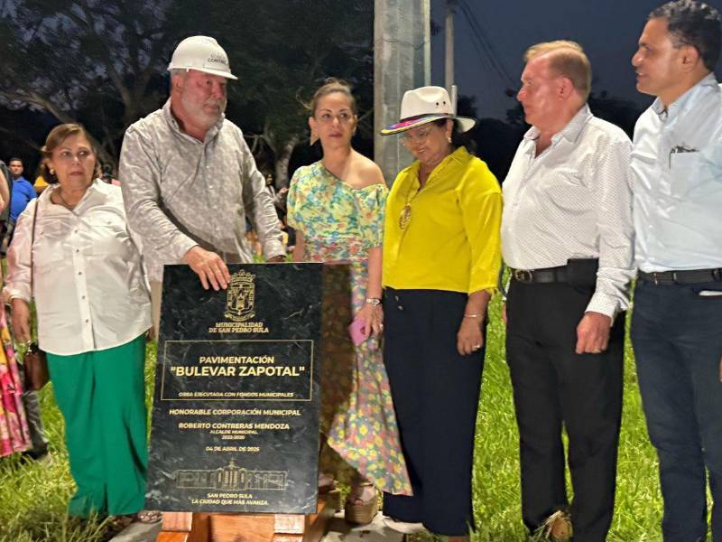 El alcalde Roberto Contreras y otras autoridades municipales develaron una placa en el bulevar a El Zapotal.