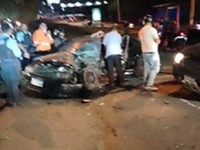 Bomberos trabajan en el rescate de personas atrapadas tras accidente en el anillo periférico, bajo el puente de El Trapiche en Tegucigalpa.