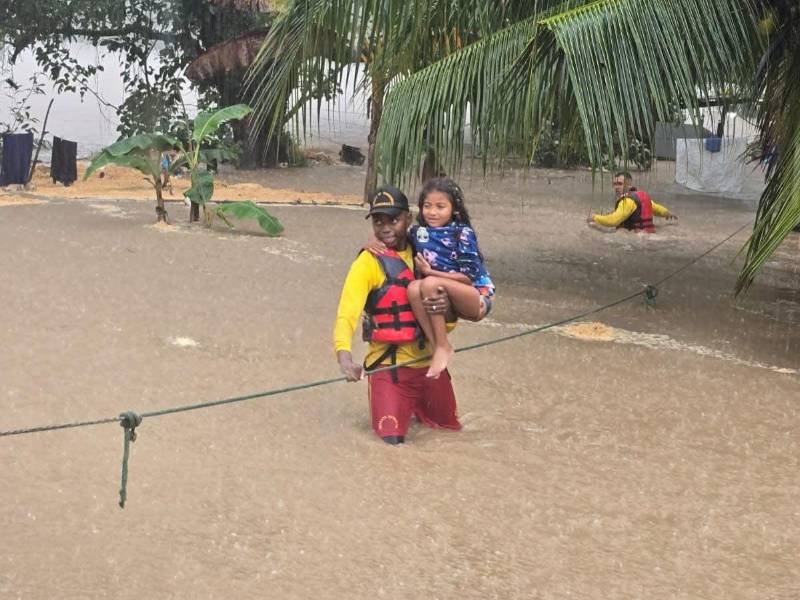Bomberos realizando la evacuación de familias.