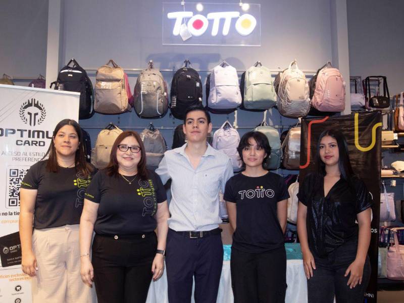 Ejecutivos y colaboradores de Totto en la sucursal de Mega Mall, durante la firma del convenio.