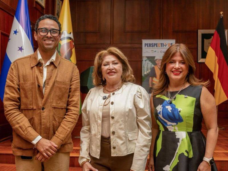 La vicealcaldesa de San Pedro Sula Maritza Soto junto a Liliana Sánchez Iglesias, directora país de Swisscontact en Honduras, durante la firma del convenio en la alcaldía sampedrana.