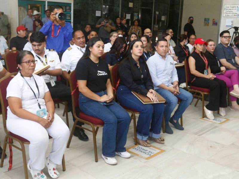 Personal del hospital, patrocinadores y miembros de la Fuerza Aérea participan en la ceremonia de entrega de los L2 millones recaudados en el Show Aéreo.