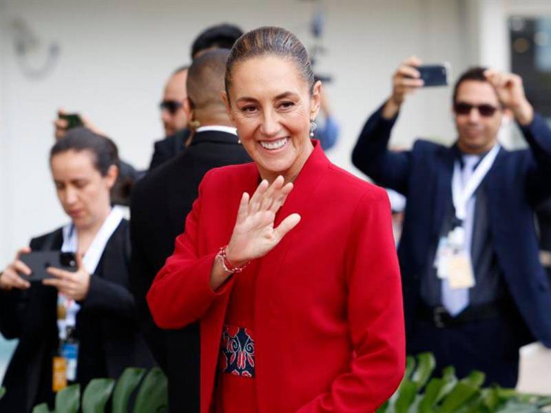La presidenta de México, Claudia Sheinbaum, saluda este miércoles a su llegada a la IX Cumbre de la Comunidad de Estados Latinoamericanos y Caribeños (Celac), en Tegucigalpa (Honduras).