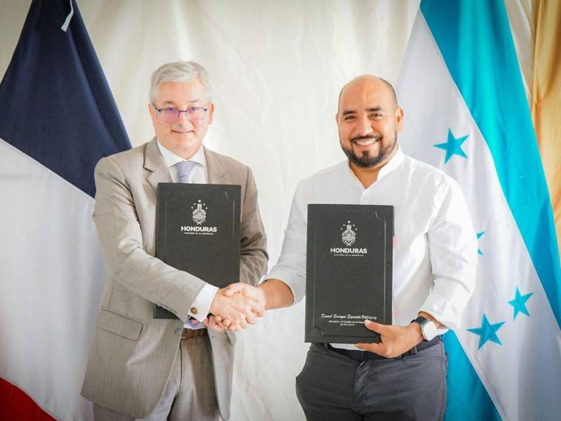 El secretario de Educación, Daniel Esponda, y el embajador de Francia en Honduras, Cédric Prieto.