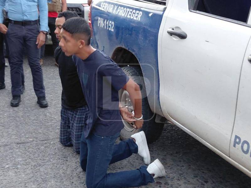 Los policías se desplazaron rápidamente al lugar, logrando interceptar a los malhechores antes de que pudieran darse a la fuga con el botín.