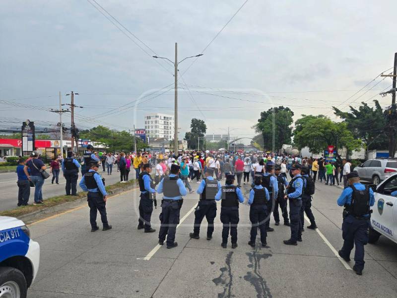 De forma simultánea, docentes también se concentraron frente a<b> Casa Presidencial</b>, en Tegucigalpa.